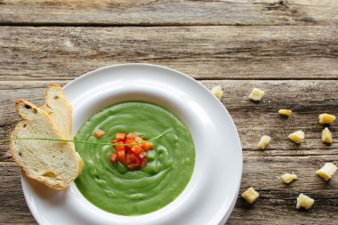 Vejetaryen Gıda. Ahşap masa üzerinde sebze çorbası