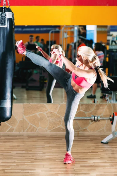Entrenamiento de boxeo en el gimnasio. Chica atlética joven — Foto de Stock
