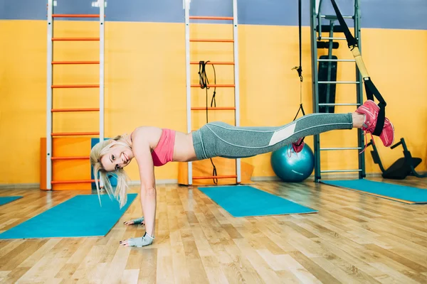 Dziewczynka fitness szkolenia trx push-up w siłowni — Zdjęcie stockowe