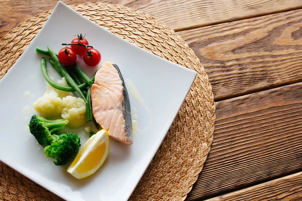 Alimento dietético. Filete de salmón con verduras . — Foto de Stock