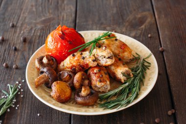 Domates ve mantar ile baharatlı şiş kebap