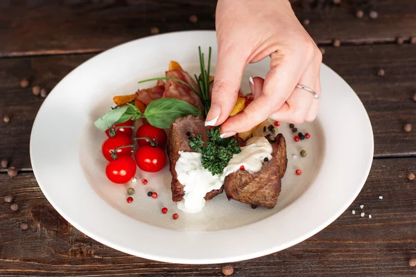 Decoración de alimentos. Jefe añade especias y hierbas — Foto de Stock