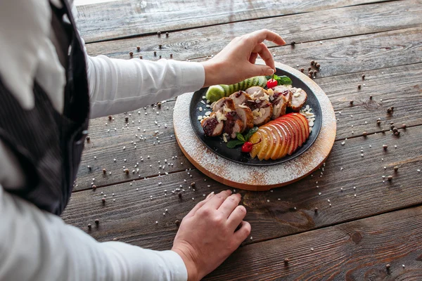 Chief inredda bakade kalvkött med färska körsbär — Stockfoto