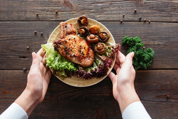 Servicio de comida. Camarero sirviendo un plato de pollo . — Foto de Stock