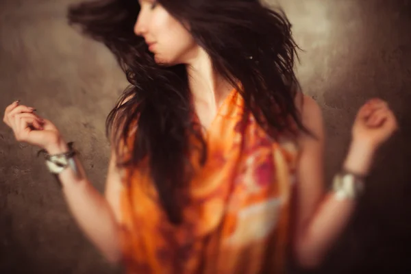 Donna indiana con i capelli lunghi in movimento — Foto Stock