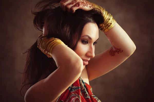 Indická žena se zlatými náramky a mehndim — Stock fotografie