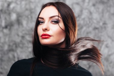 Uçan saçlı gururlu kendine güvenen kadın