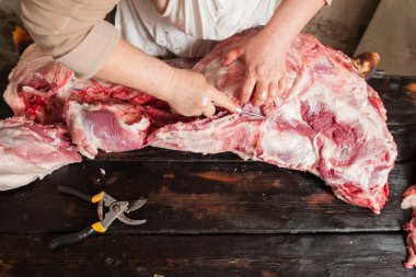 Domuz kesen leşler. Çiftlik perakende sinin kapatılması.