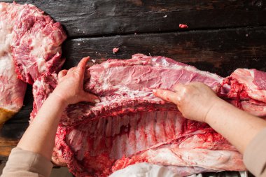 Kasap dükkanı. Ribes kasap ayrı et.