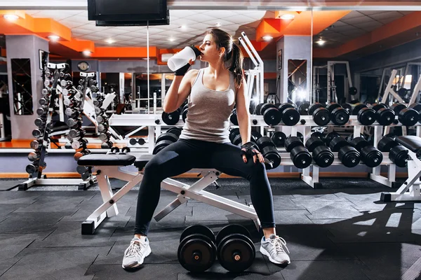 Menina fisiculturista relaxar após o treinamento exaustivo — Fotografia de Stock