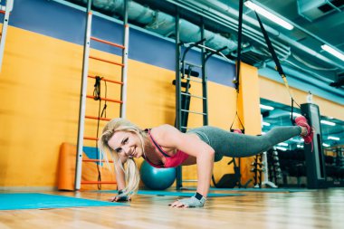 Spor olarak Fitness kız eğitim trx çalışma