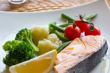 Somon steak ve sebze. Paskalya sağlıklı gıda.