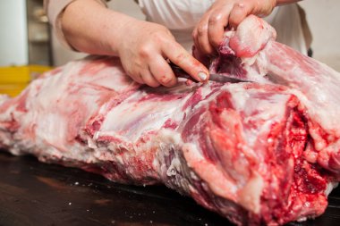 Et kesim leşleri. Çiftlik perakende closeup.