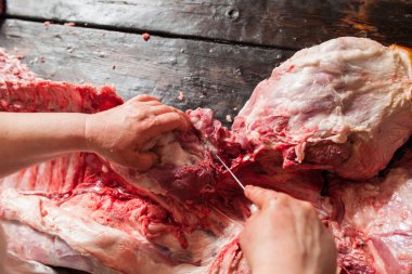 Kasap çiğ et bir parça dilimleme