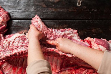 Kasap dükkanı. Ribes kasap ayrı et.