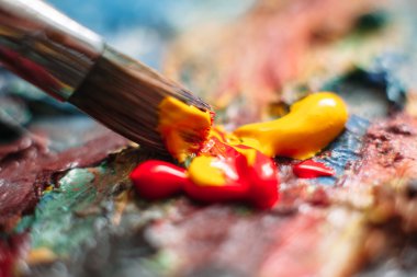 Ressam palet boya karıştırır. Portre