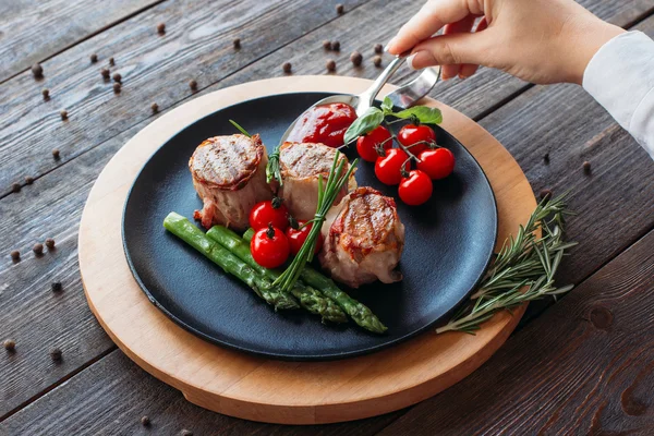 Mat matlagning. Kocken decorating en maträtt. — Stockfoto