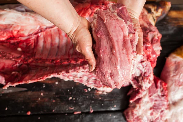Försäljning av kött i en köttaffär — Stockfoto
