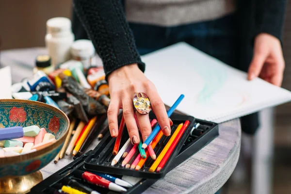 Painter artist chooses a color pencil. Closeup — Stock Photo, Image