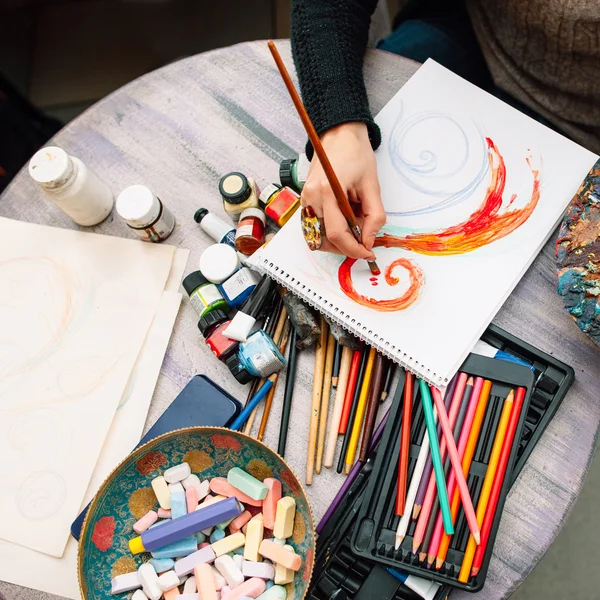 Painter paints a sketch. Workplace flat lay — Stock Photo, Image