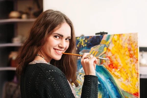 Creative happy painter paints a colorful picture — Stock Photo, Image