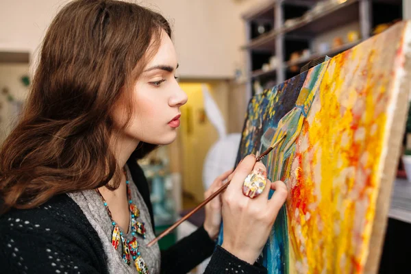 Creative painter paints colorful picture. Closeup — Stock Photo, Image