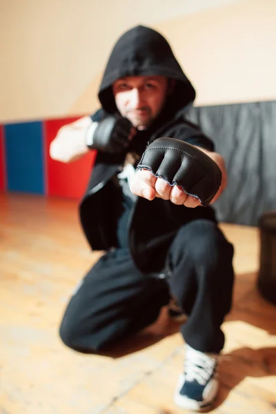 Agresivo luchador callejero muestra su puño — Foto de Stock