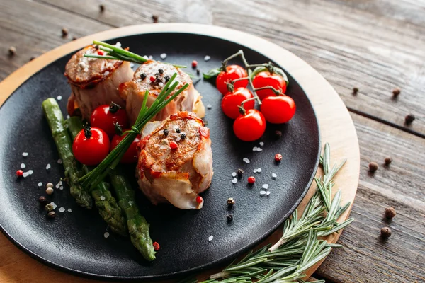 Grilované vepřové maso se zeleninou a kořením — Stock fotografie