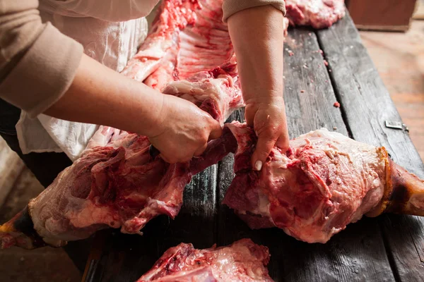 Slaktaren carving rått kött på gården marknaden — Stockfoto