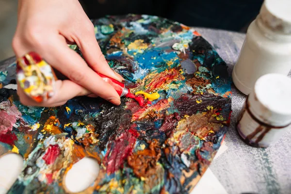 Malíř míchá barvy na paletě. Closeup — Stock fotografie