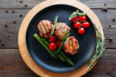 Organik sebzeli ızgara domuz