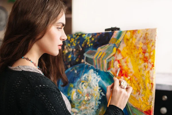 Creative painter paints colorful picture. Closeup — Stock Photo, Image