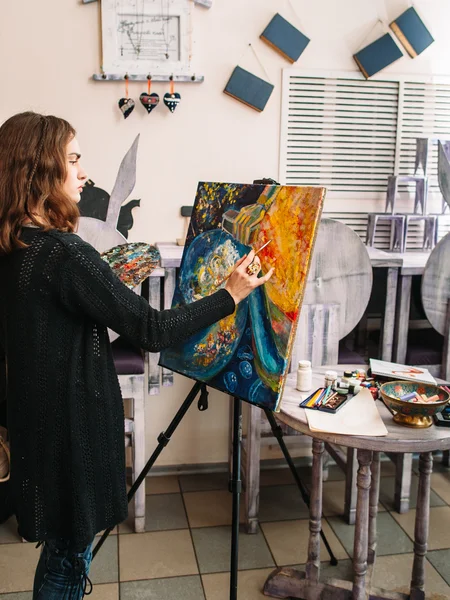 Hipster artist creates colorful abstract painting — Stock Photo, Image