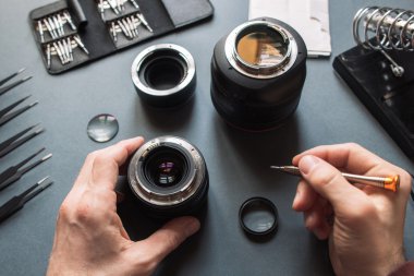 Fotoğraf kamera mercek tamir hazır. Mühendis bakım