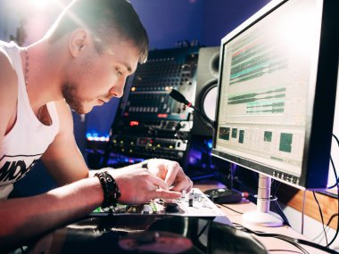 DJ müzik cihazı çalışmaya başlamadan önce ayarlar