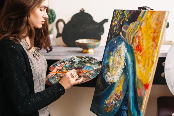 Artysta tworzy kolorowe malarstwa abstrakcyjnego — Zdjęcie stockowe