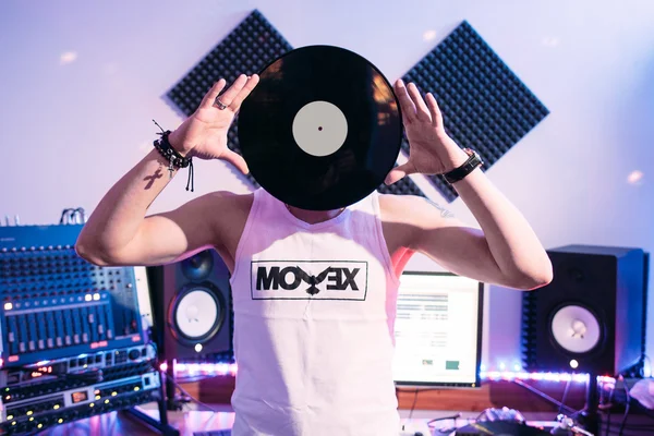 DJ détient un disque vinyle en studio d'enregistrement — Photo