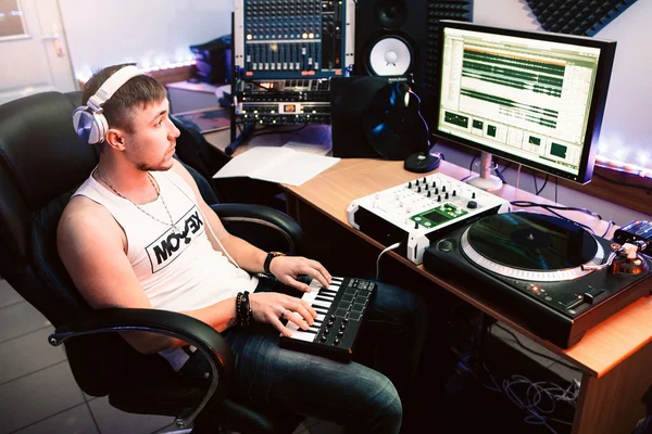 DJ spelen piano in de opnamestudio — Stockfoto