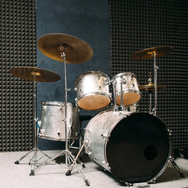 Oynamak için hazırlanan sahnede set drum.