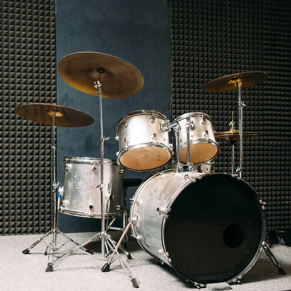 Bateria montada no palco preparada para tocar . — Fotografia de Stock