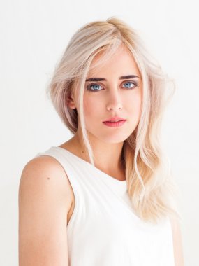 Beyaz zemin üzerine ihale kız yüzü kıpkırmızı oldu