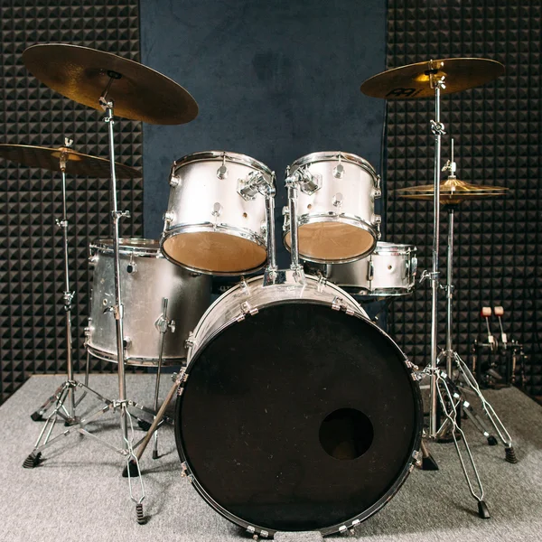 Oynamak için hazırlanan sahnede set drum. — Stok fotoğraf