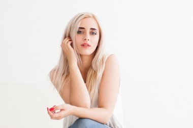 Beyaz arka plan üzerinde başarılı kendine güvenen kadın