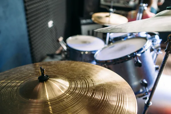 Drum set op het podium. Bovenaanzicht — Stockfoto