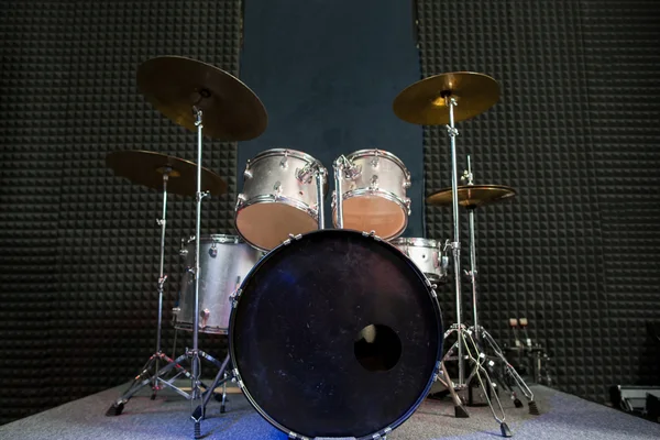 Schlagzeug auf der Bühne zum Spielen vorbereitet. — Stockfoto