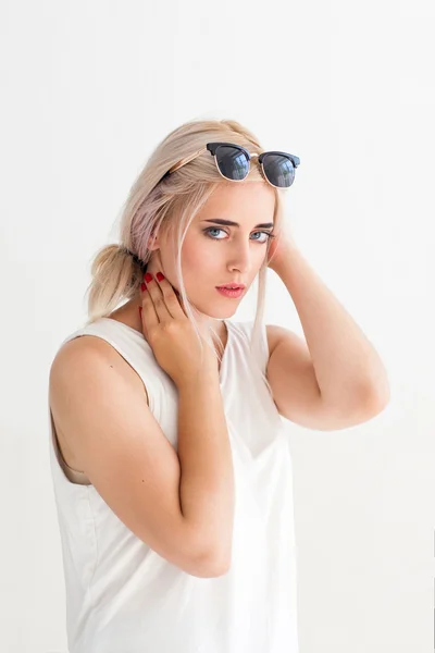 Модная уверенная молодая женщина в солнцезащитных очках — стоковое фото