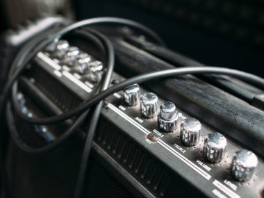 Elektro gitar amplifikatör topuzlar takıyordum
