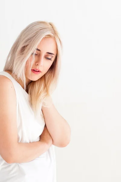 Mujer con dolor de cuello. Terapia de masaje — Foto de Stock