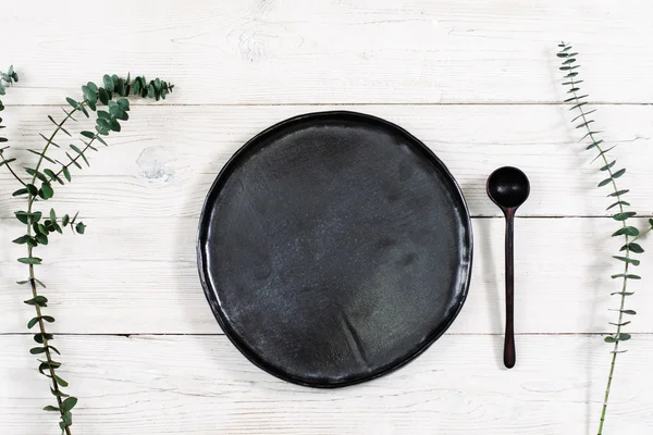 Vista superior plato negro vacío y cuchara — Foto de Stock