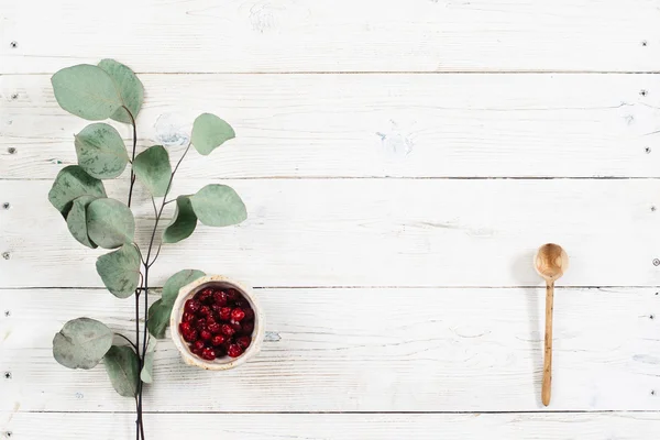 Vegetarisches Essen mit freiem Platz auf Holztisch. — Stockfoto